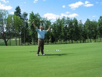 Siell se on! Ensimmisen ja ainoan holikan olen tehnyt Kytjn golfkentll keslll 2014.