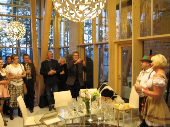 Villa Rivieran tupaantuliaisia ja oktoberfesti vietettiin samalla kertaa. Pirjo ja Ilpo Karhu (oikealla) toivottivat vieraat tervetulleeksi.