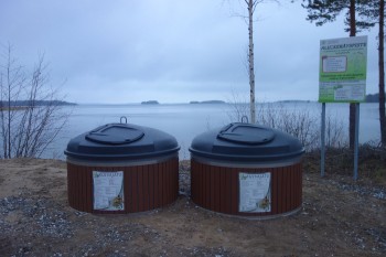 Uudet Molok-jätekeräysastiat Kyläniemen lossirannassa Kyläniemen puolella (kuva on otettu 29.11.)